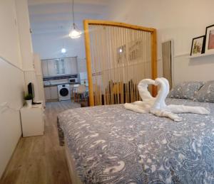 En eller flere senge i et værelse på Ideal Apartamento Tipo Loft en Triana Sevilla Wifi
