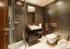 Koupelna v ubytování RK Suite Hotel + 17 fotografií