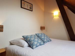 a bedroom with a bed with a pillow on it at Apartment Cerise in Vaujany