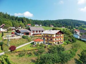 widok z lotu ptaka na dom we wsi w obiekcie Pleschinhof w mieście Velden am Wörthersee