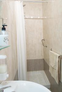 ein Badezimmer mit Dusche, Toilette und Waschbecken in der Unterkunft Edificio Seguro de Sol, Puerto La Cruz, Islas Canarias Tenerife in Puerto de la Cruz