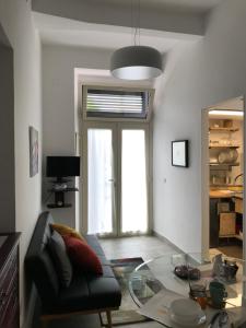 ein Wohnzimmer mit einem Glastisch und einem Sofa in der Unterkunft Casitta in Mascali