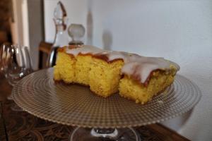 un trozo de pastel en un plato en una mesa en Casa de São João das Castanheiras, en Resende