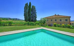 a large swimming pool in front of a house at La Valle in Castelfalfi