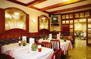 Restaurace v ubytování Miramonti Hotel + 14 fotografií