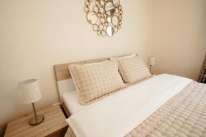 sypialnia z białym łóżkiem i żyrandolem w obiekcie Green House Podul Minciunilor w Sybinie
