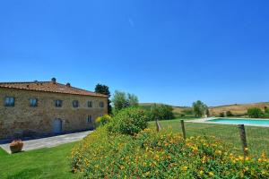 a building and a swimming pool in a yard at La Valle in Castelfalfi