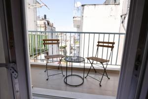 ラリサにあるModern, comfortable apartment, in the heart of the cityのバルコニー(椅子2脚、テーブル1台付)