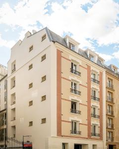 une image d'un immeuble d'appartements dans l'établissement Hotel Archetype Etoile, à Paris