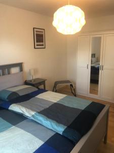 1 dormitorio con cama y lámpara de araña en Ferienwohnung An der Selde für 4 Personen en Northeim