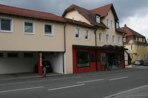 un edificio al lado de una calle en Wendlers Ferienwohnungen #7, en Schwaig