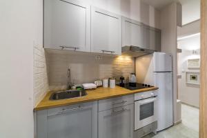 A kitchen or kitchenette at Modern Flat