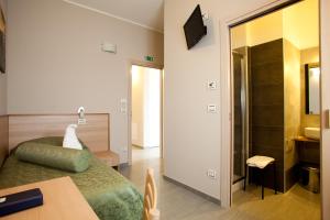 a bedroom with a bed and a table and a mirror at Motel Karibe in Fratta Polesine