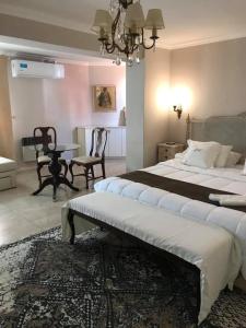 sypialnia z dużym łóżkiem, stołem i krzesłami w obiekcie GM Rooms Rental Suites w mieście La Rioja