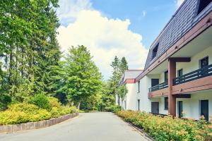 een lege weg naast een gebouw bij Gemütlich - Mountainbike - Pool & Sauna - Netflix in Winterberg