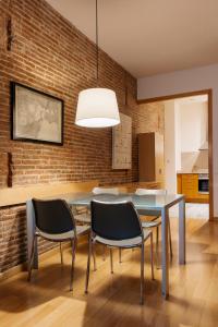 A seating area at Wello Apartments