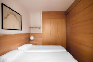 A bed or beds in a room at Wello Apartments