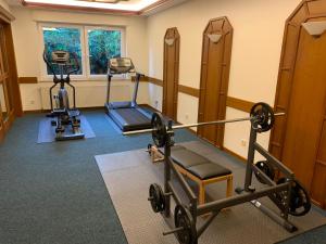 un gimnasio con dos máquinas de ejercicio y una cinta de correr en Hotel-Restaurant Goldenstedt, en Delmenhorst