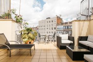 A seating area at Wello Apartments