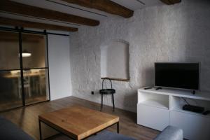Televízia a/alebo spoločenská miestnosť v ubytovaní Apartament na starówce Toruń