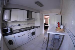 Kuchyň nebo kuchyňský kout v ubytování APARTAMENTOS URDAIBAI 4