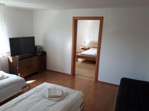 Habitación con dormitorio con cama y espejo. en Brezno - 2 izbový apartmán, en Brezno