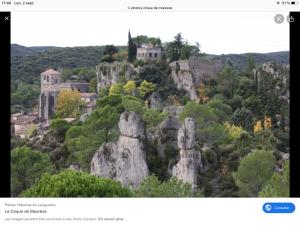 une photo d'une montagne avec un château sur elle dans l'établissement Entre mer et lac Salagou, à Saint-André-de-Sangonis