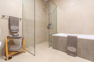 ein Badezimmer mit Dusche und Badewanne in der Unterkunft Apartamento Goncalves in Arco da Calheta + 39 Fotos