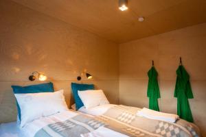 zwei Betten nebeneinander in einem Zimmer in der Unterkunft Viking Cottages & Apartments in Akureyri