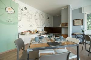 a dining room with a table and chairs at LA VALIGIA Bed & Bike - Gateway to Valtellina & Lake Como in Mantello