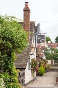 eine Reihe von Häusern mit einem Schild für ein Restaurant in der Unterkunft Ye Olde Punchbowl Country Inn & Gardens in Bridgnorth