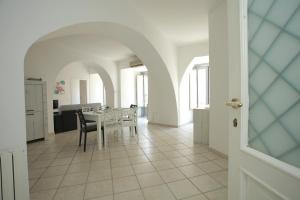 - une cuisine et une salle à manger avec une table et des chaises dans l'établissement Corso Garibaldi 22 apartment, à Paola