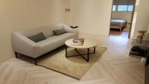 uma sala de estar com um sofá e uma mesa em 3 Bedrooms and 1 Study and 3 Bathrooms Near Taipei 101 & MRT em Taipei