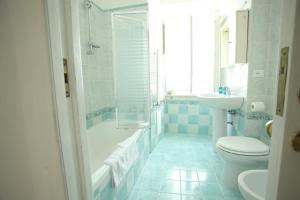 La salle de bains est pourvue d'une baignoire, de toilettes et d'un lavabo. dans l'établissement Corso Garibaldi 22 apartment, à Paola