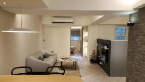 台北市にある3 Bedrooms and 1 Study and 3 Bathrooms Near Taipei 101 & MRTのリビングルーム(ソファ、テーブル付)