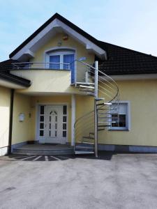 une maison avec un escalier en colimaçon devant elle dans l'établissement Natasha's Garden House, à Dol pri Ljubljani