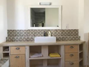 a bathroom with a sink and a mirror at Librairie Abelard in Montolieu