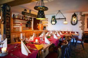 Restaurace v ubytování Hotel Gasthof zur Post + 36 fotografií