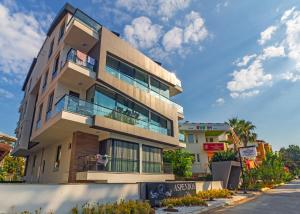 ein Gebäude an der Straßenseite in der Unterkunft Aspendos eXtra in Antalya