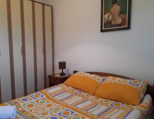 - une chambre avec un lit et une photo sur le mur dans l'établissement Apartments Darija, à Žabljak