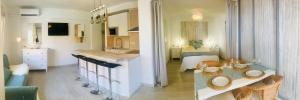 cocina y sala de estar con mesa en una habitación en Apto en el Centro, junto a la playa, Marbella, en Marbella