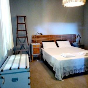 Säng eller sängar i ett rum på Aegina's Oasis