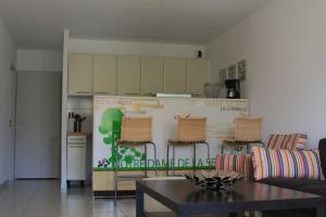 un salon avec une table et quelques chaises dans l'établissement RESIDENCE SANTA REGINA, à Calvi 14 autres photos