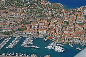 une vue aérienne d'un port avec des bateaux dans l'eau dans l'établissement RESIDENCE SANTA REGINA, à Calvi