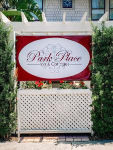 una señal para una posada y suites en el parque en Park Place Inn and Cottages, en Sanford