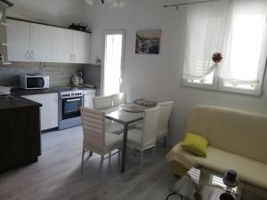 Kuchyň nebo kuchyňský kout v ubytování Apartmani Paula