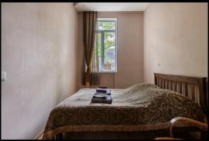 เตียงในห้องที่ Your apartment in Old Tbilisi-Ortachala