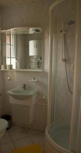 a bathroom with a shower and a sink and a tub at Kleines Ferienhaus zu Füßen des Rennsteigs in Ruhla