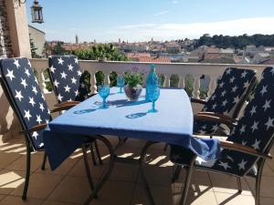 Balkón nebo terasa v ubytování Apartmani Paula