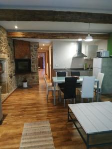 Una cocina y una sala de estar con mesa y sillas. en La Teodora, en Aldeadávila de la Ribera